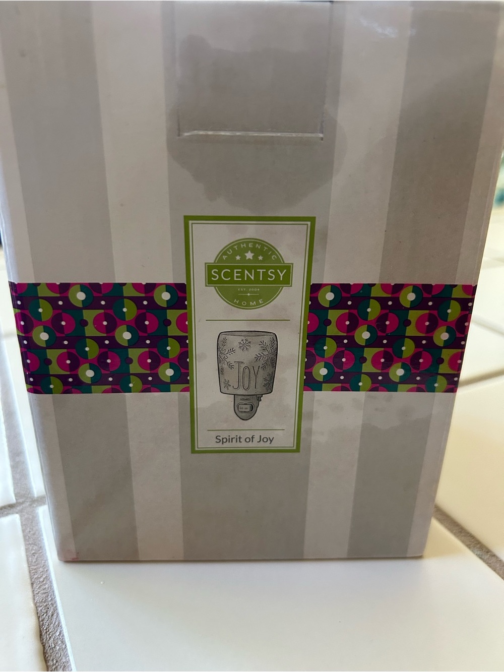 Scentsy Spirit of Joy Plug-In Warmer — White with Multicolor Accent